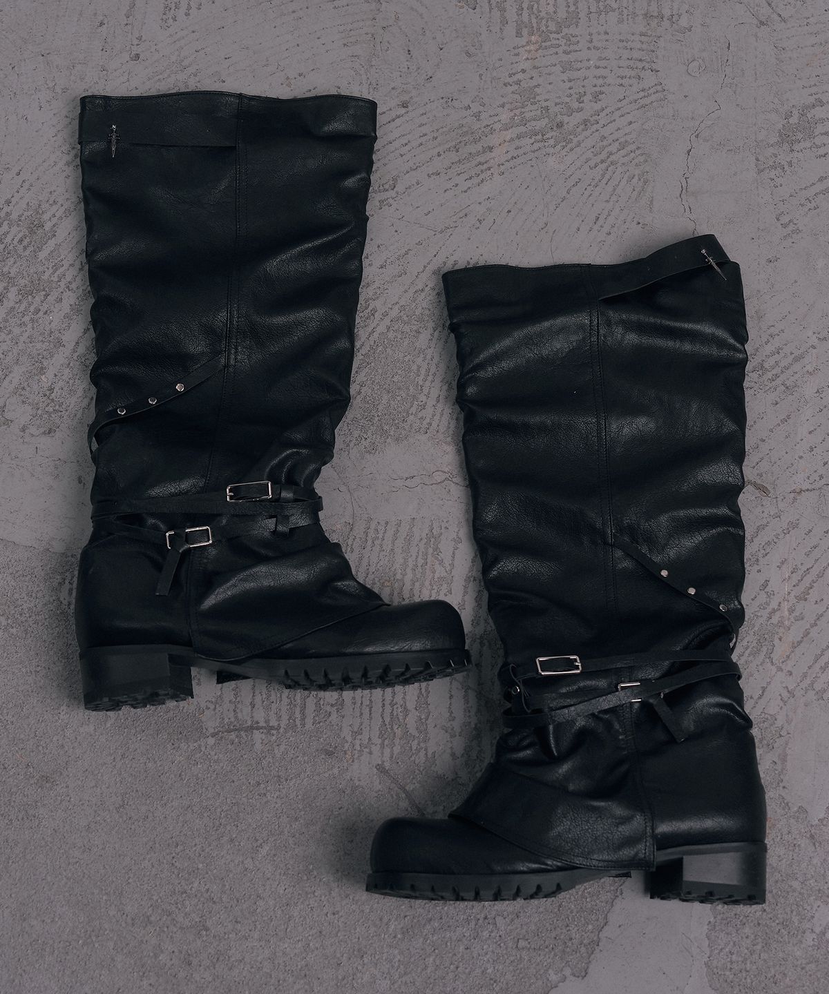 데미오(DAMIO) Belted Slouch Long Boots (Black)