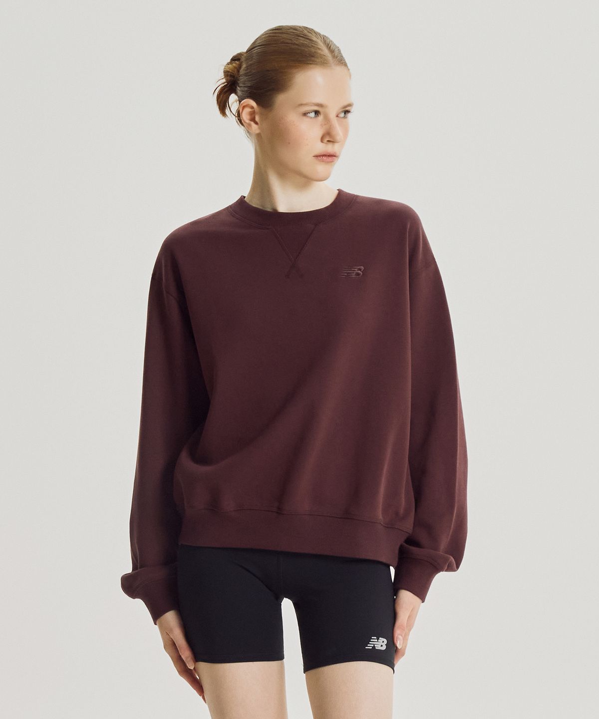 뉴발란스(NEW BALANCE) NBNCG4V812 / WOMEN 프리미엄 에센셜 스몰로고 맨투맨 (BURGUNDY)