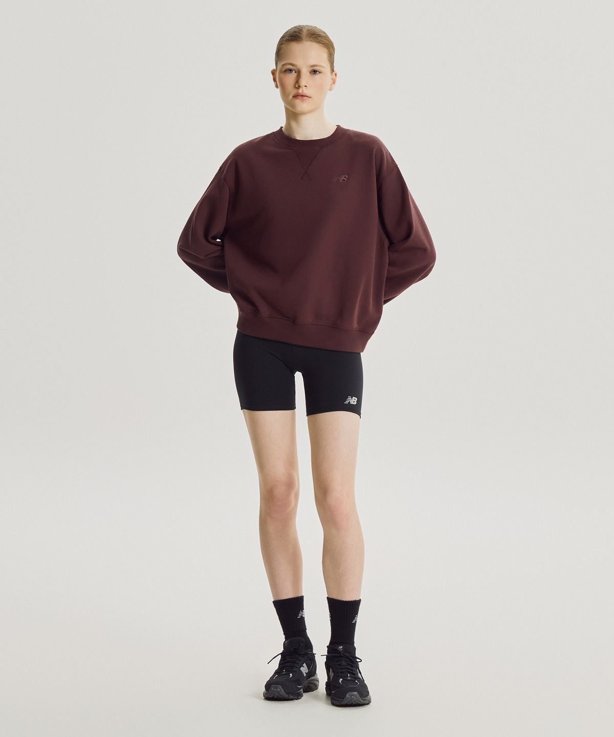 뉴발란스(NEW BALANCE) NBNCG4V812 / WOMEN 프리미엄 에센셜 스몰로고 맨투맨 (BURGUNDY)
