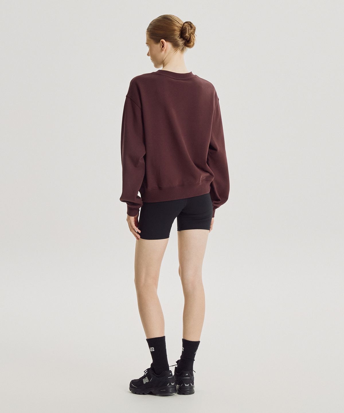 뉴발란스(NEW BALANCE) NBNCG4V812 / WOMEN 프리미엄 에센셜 스몰로고 맨투맨 (BURGUNDY)