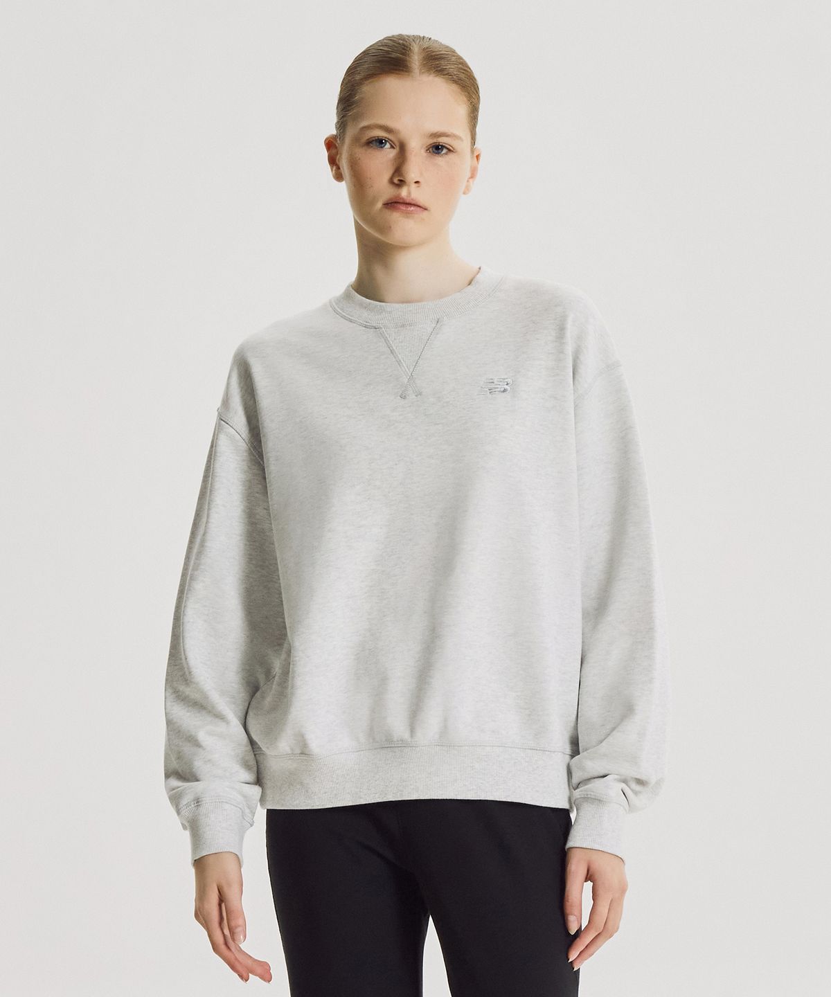 뉴발란스(NEW BALANCE) NBNCG4V812 / WOMEN 프리미엄 에센셜 스몰로고 맨투맨 (L/GRAY)