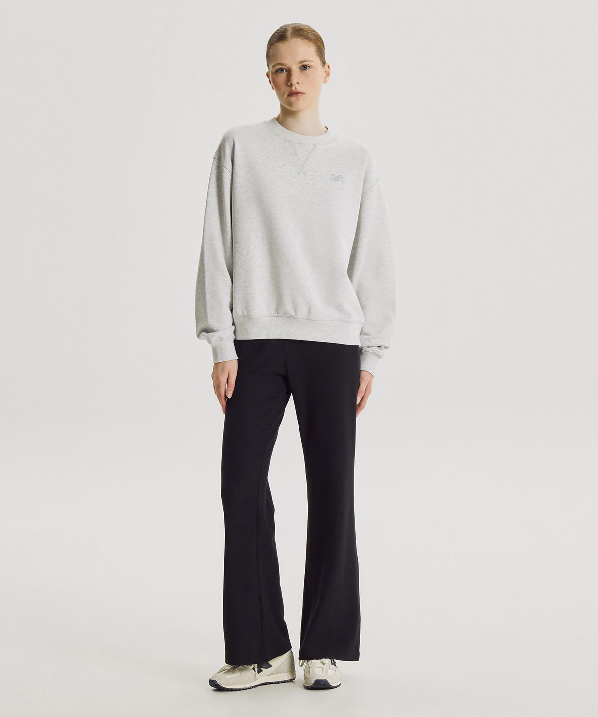 뉴발란스(NEW BALANCE) NBNCG4V812 / WOMEN 프리미엄 에센셜 스몰로고 맨투맨 (L/GRAY)