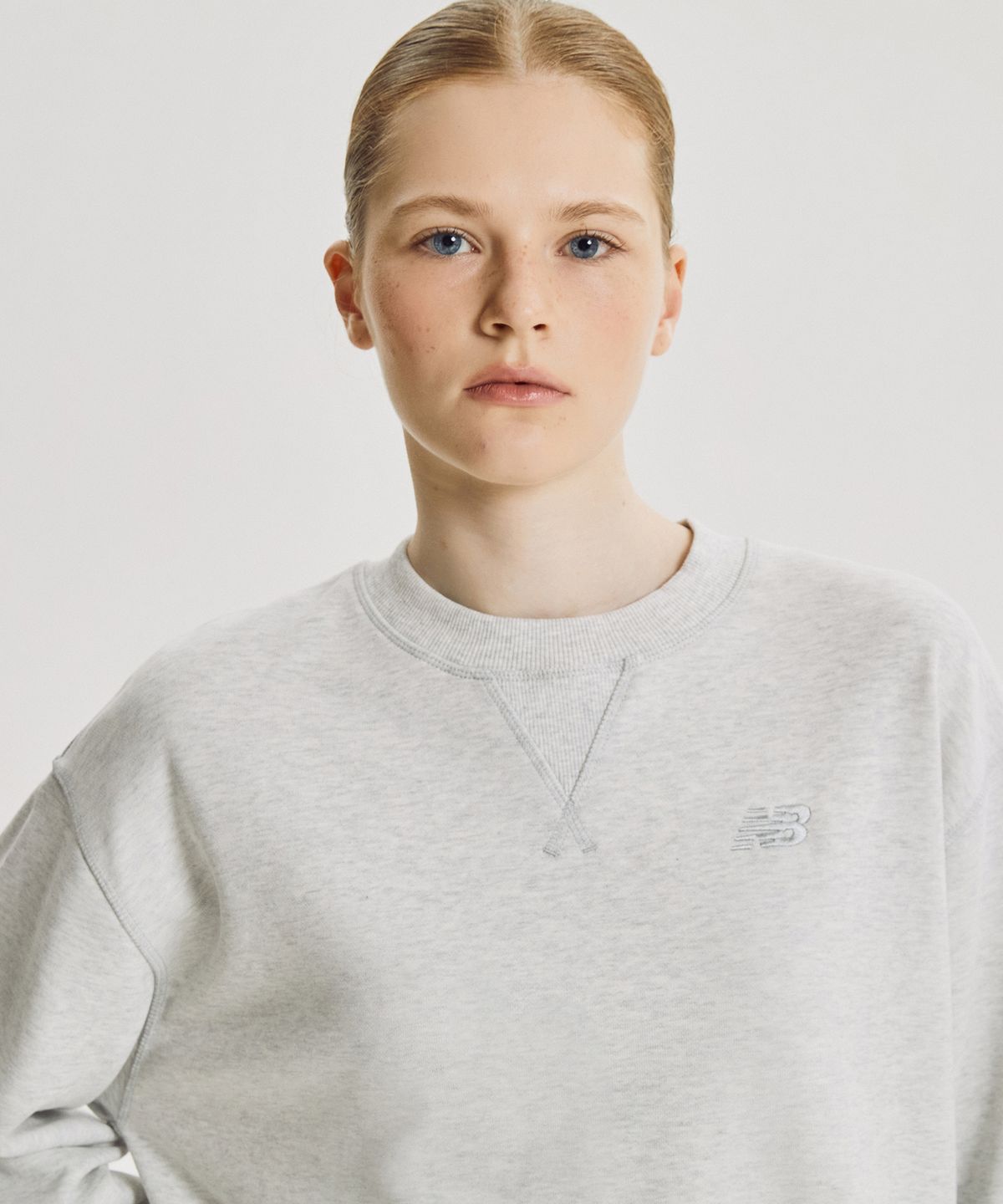 뉴발란스(NEW BALANCE) NBNCG4V812 / WOMEN 프리미엄 에센셜 스몰로고 맨투맨 (L/GRAY)