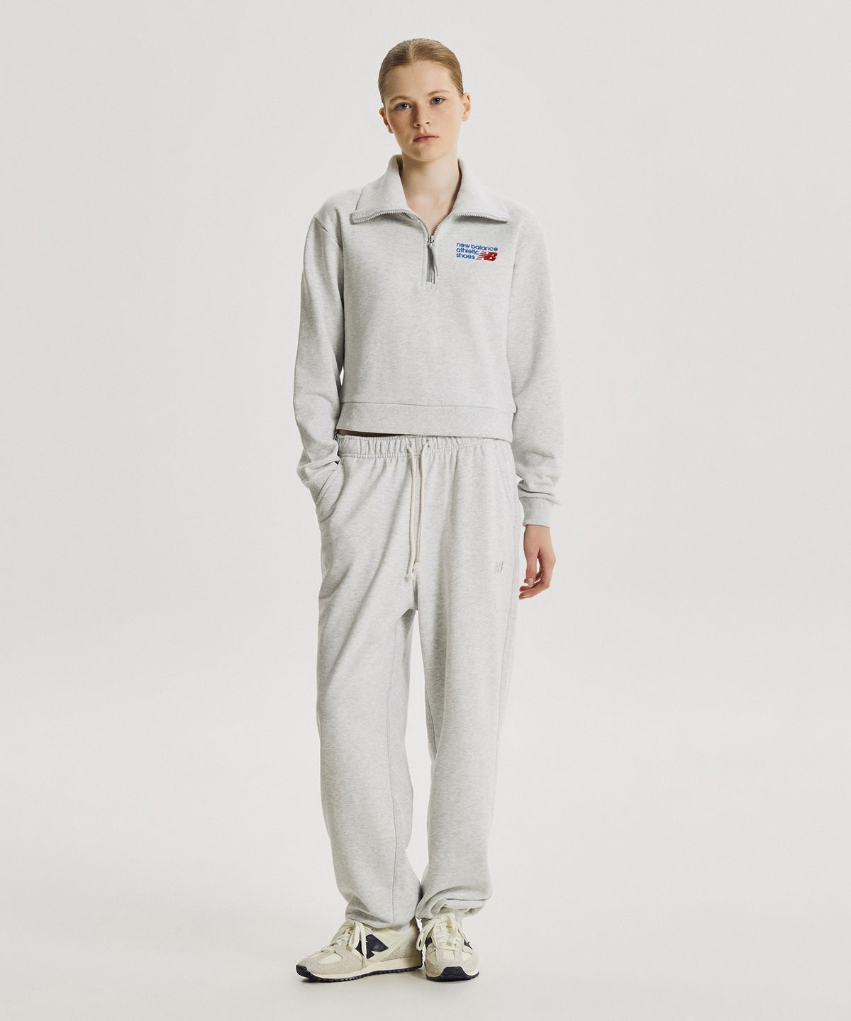 뉴발란스(NEW BALANCE) NBNCG4V822 / WOMEN 프리미엄 로고 반집업 (L/GRAY)