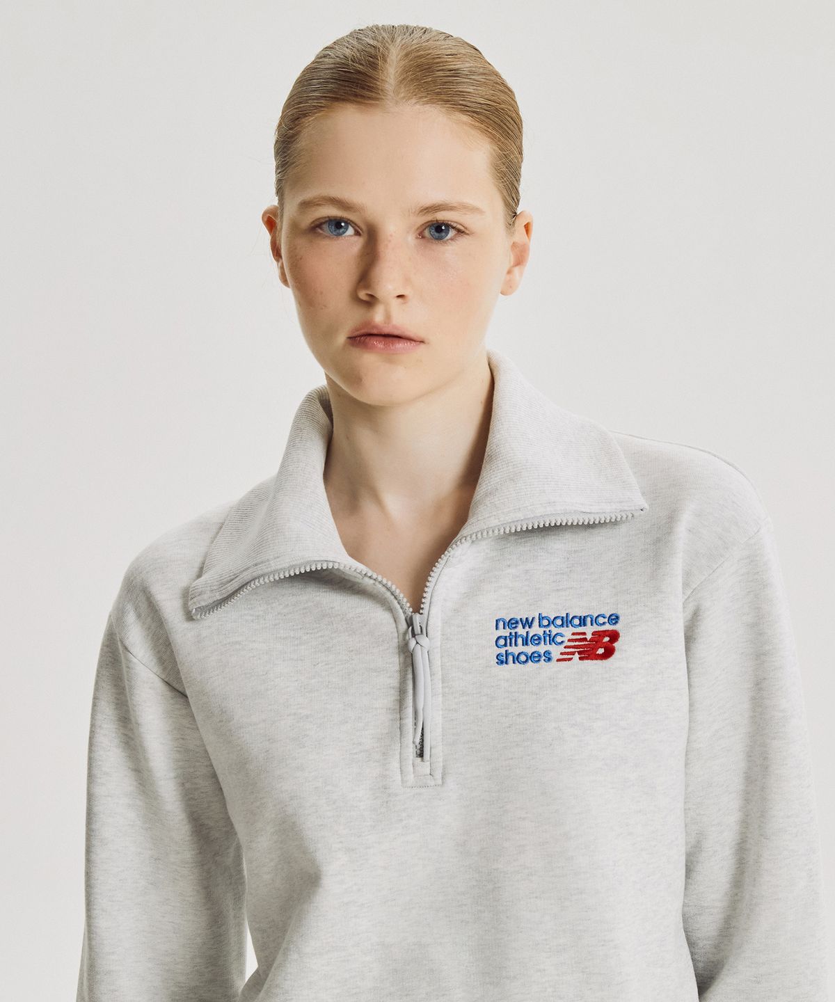 뉴발란스(NEW BALANCE) NBNCG4V822 / WOMEN 프리미엄 로고 반집업 (L/GRAY)