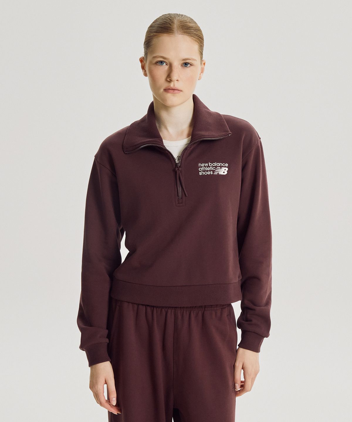뉴발란스(NEW BALANCE) NBNCG4V822 / WOMEN 프리미엄 로고 반집업 (BURGUNDY)