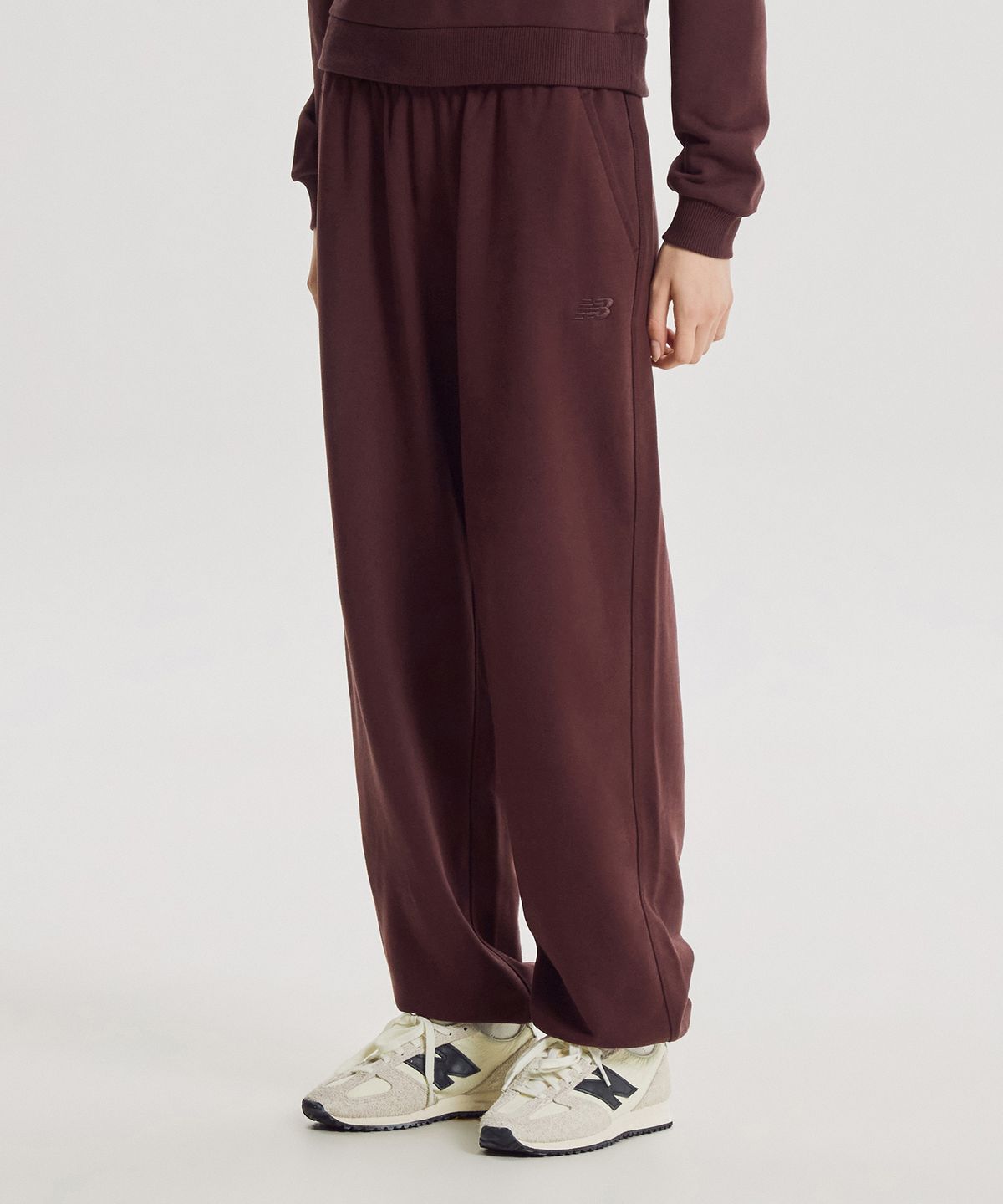 뉴발란스(NEW BALANCE) NBMLG4V812 / WOMEN 프리미엄 에센셜 조거팬츠 (BURGUNDY)