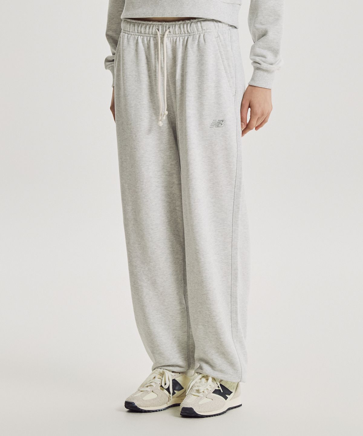 뉴발란스(NEW BALANCE) NBMLG4V812 / WOMEN 프리미엄 에센셜 조거팬츠 (L/GRAY)