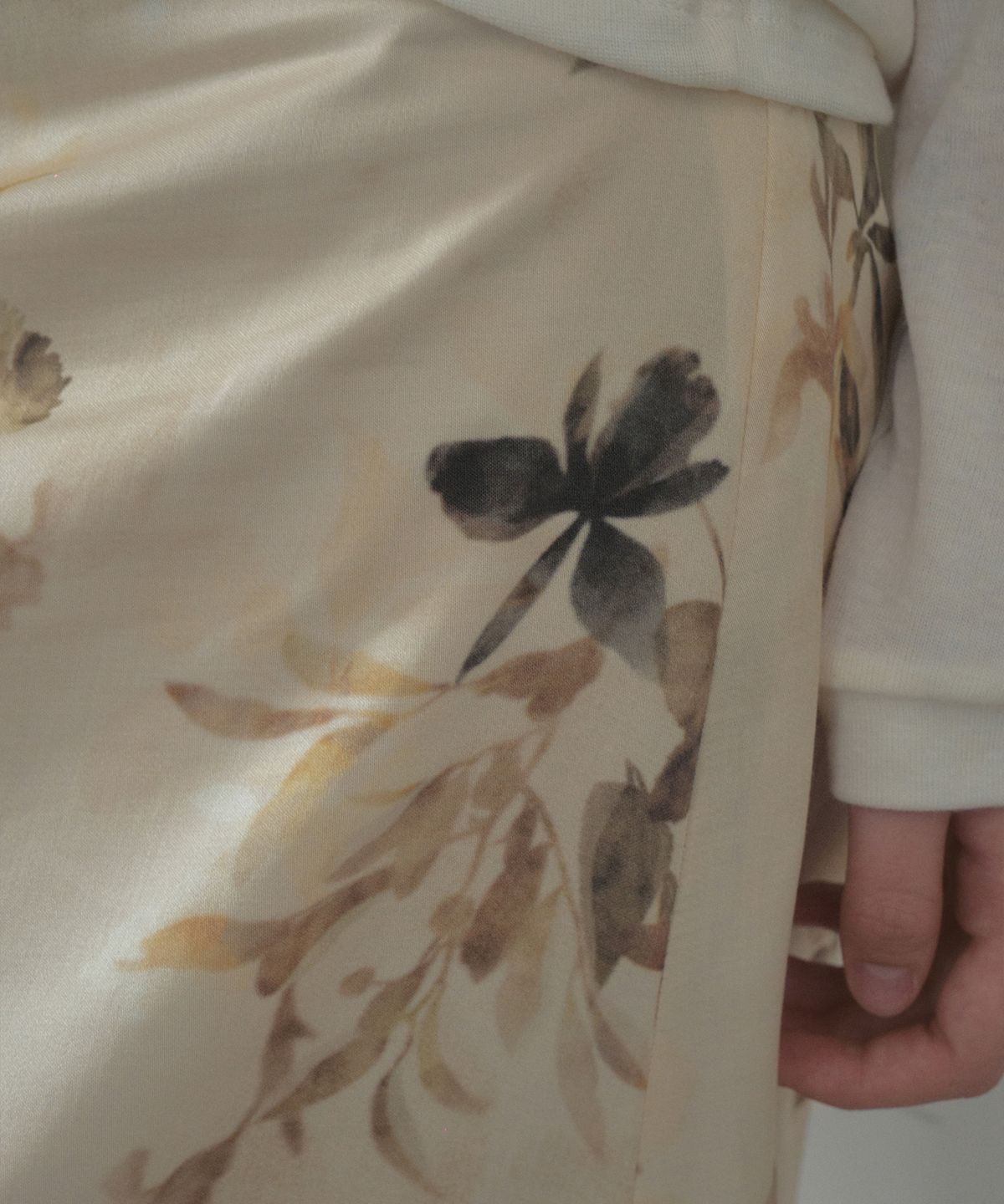 아우어노스텔지아(OURNOSTALGIA) Vintage Flower Satin Skirt_Cream Beige(OB6SK16)