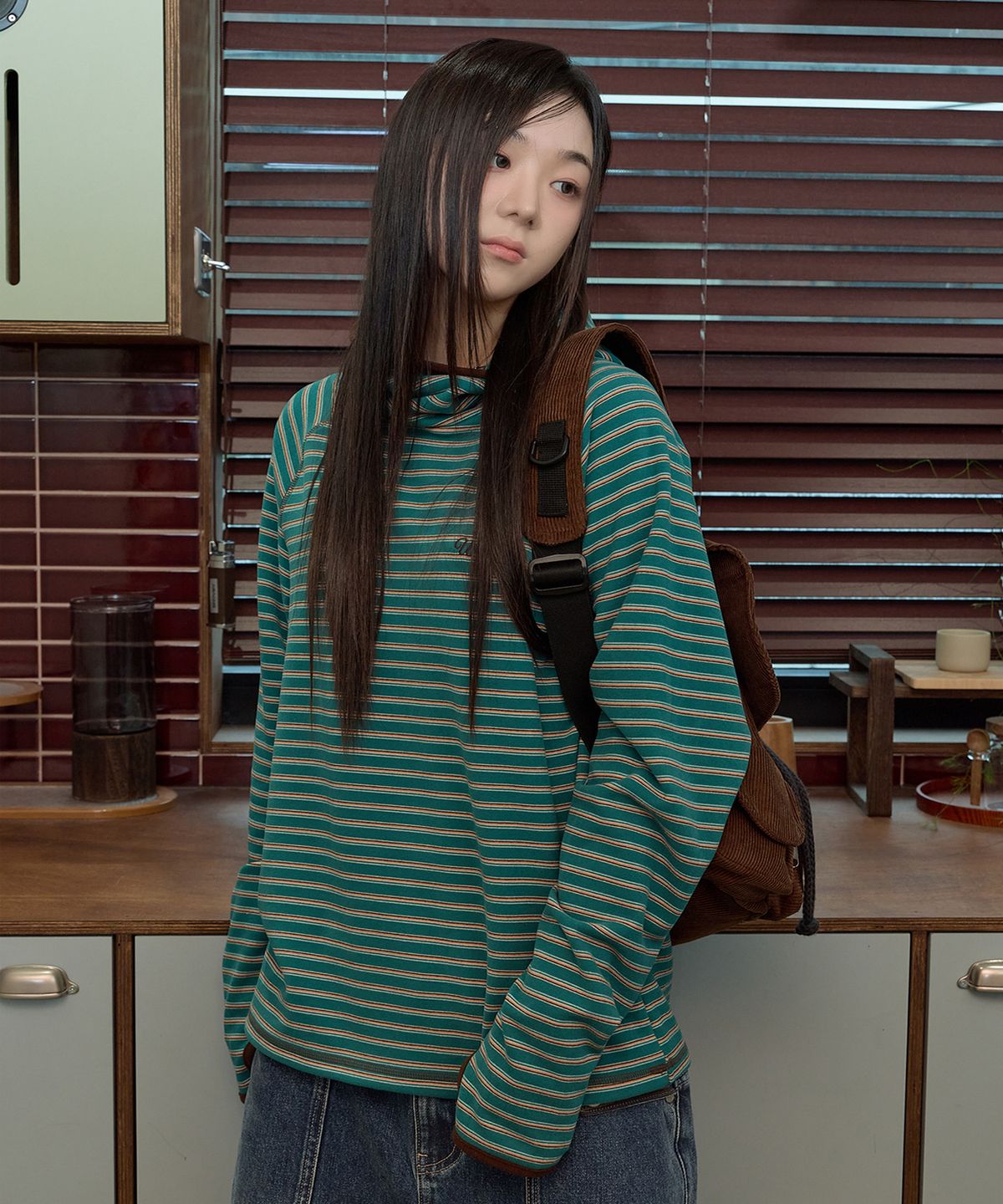 와이케이(WAIKEI) 버튼 아플리케 코듀로이 스트링 백팩 브라운