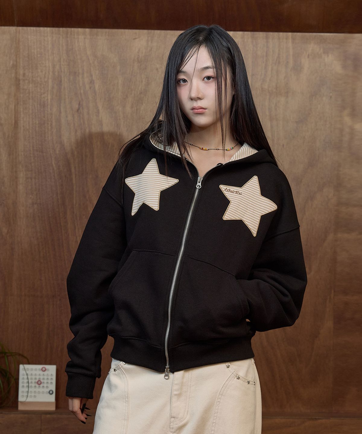 와이케이(WAIKEI) 스트라이프 스타 아플리케 후드 집업 블랙