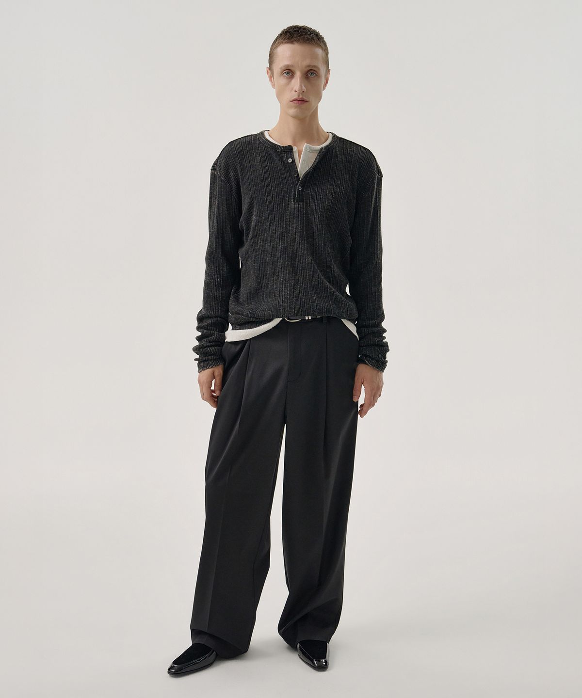 엠엠아이씨(MMIC) GRAIN HENLEY NECK (WASHED  BLACK)