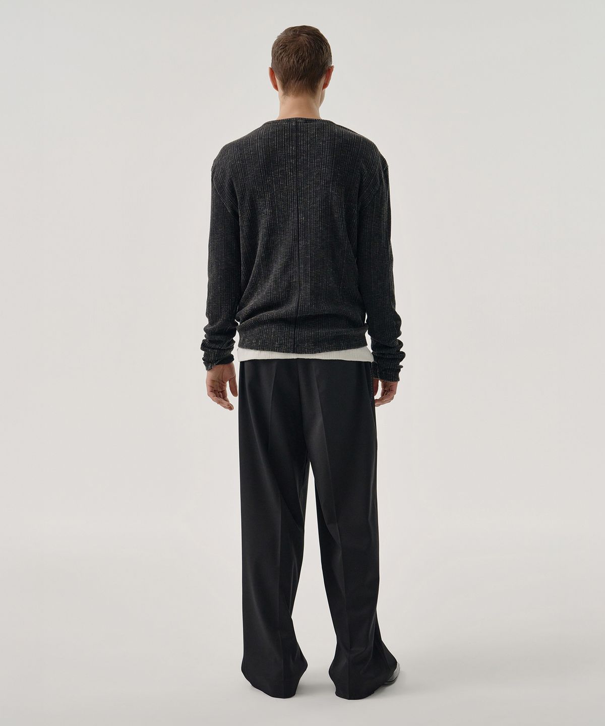 엠엠아이씨(MMIC) GRAIN HENLEY NECK (WASHED  BLACK)