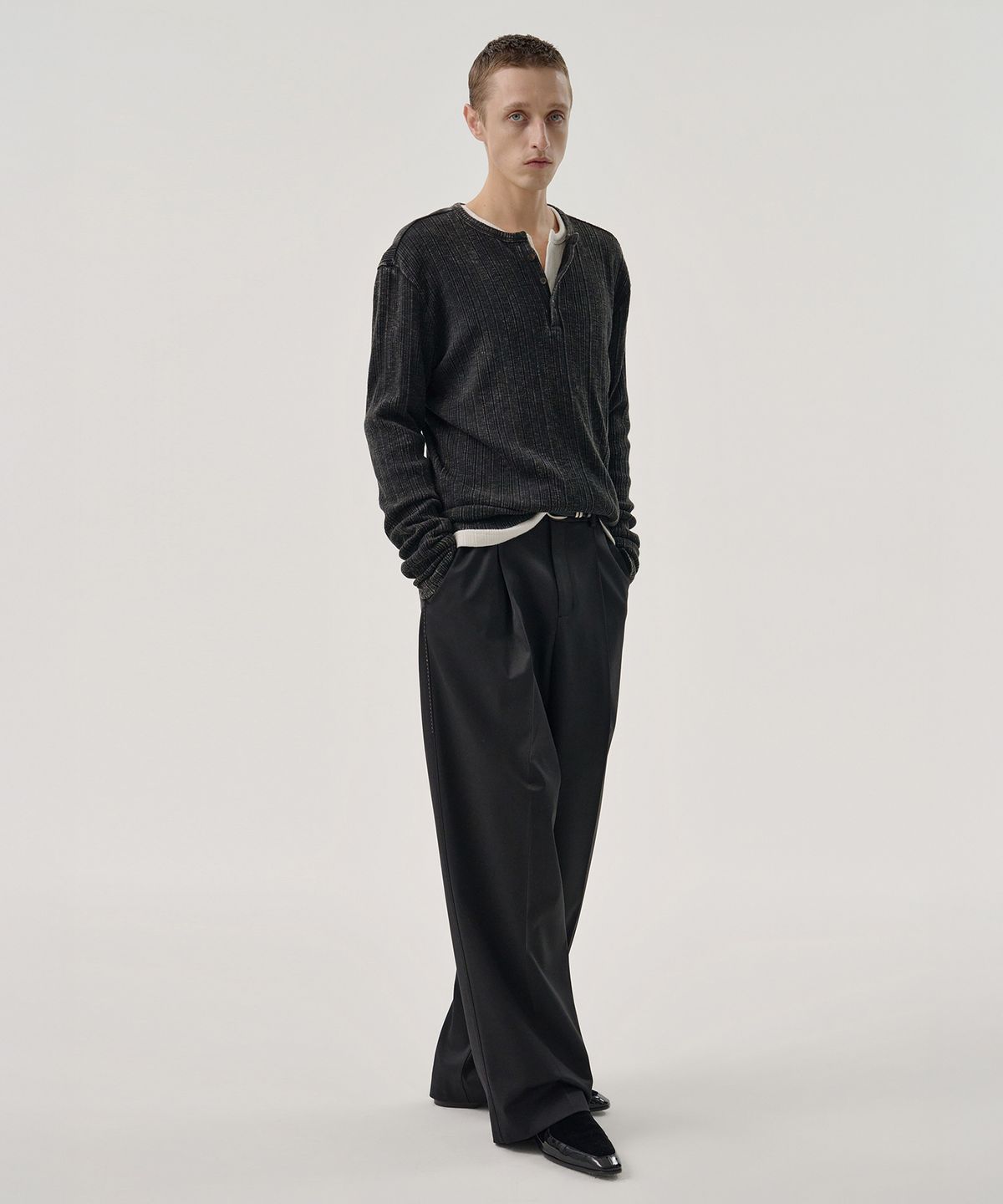 엠엠아이씨(MMIC) GRAIN HENLEY NECK (WASHED  BLACK)