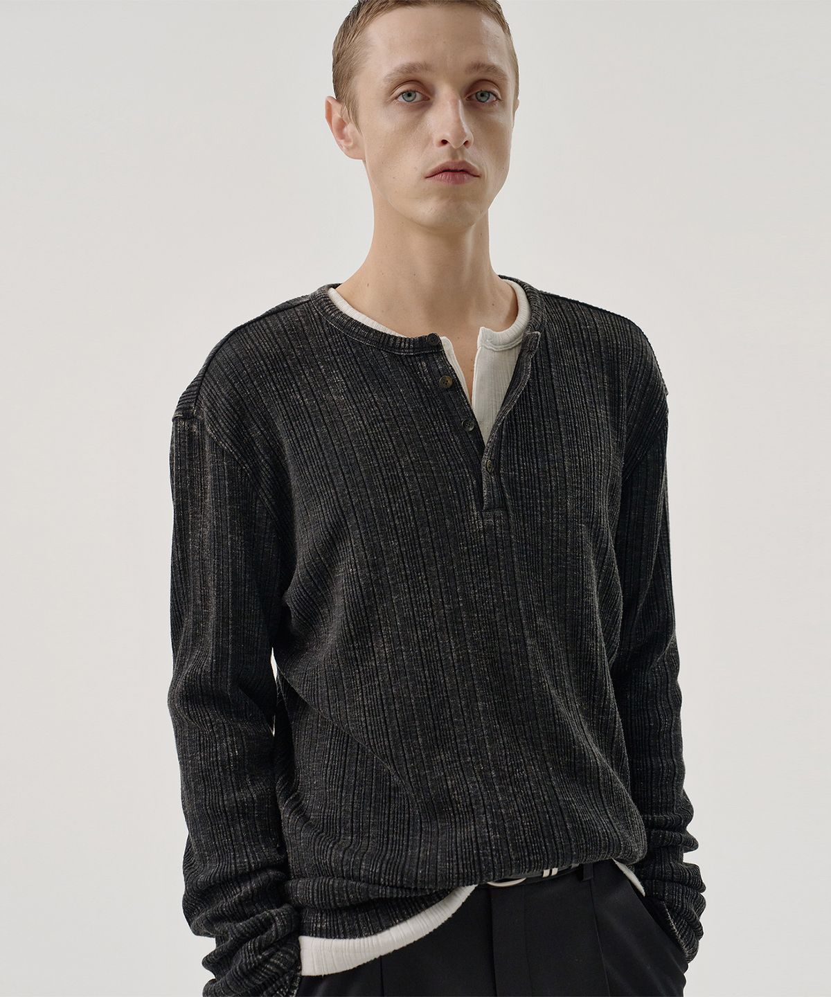 엠엠아이씨(MMIC) GRAIN HENLEY NECK (WASHED  BLACK)