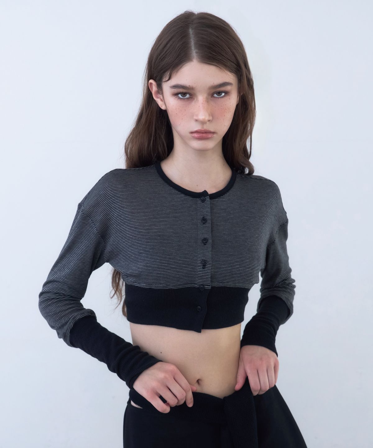 키라(KIYRA) Contrast Stripe Ribbed Cropped Cardigan
