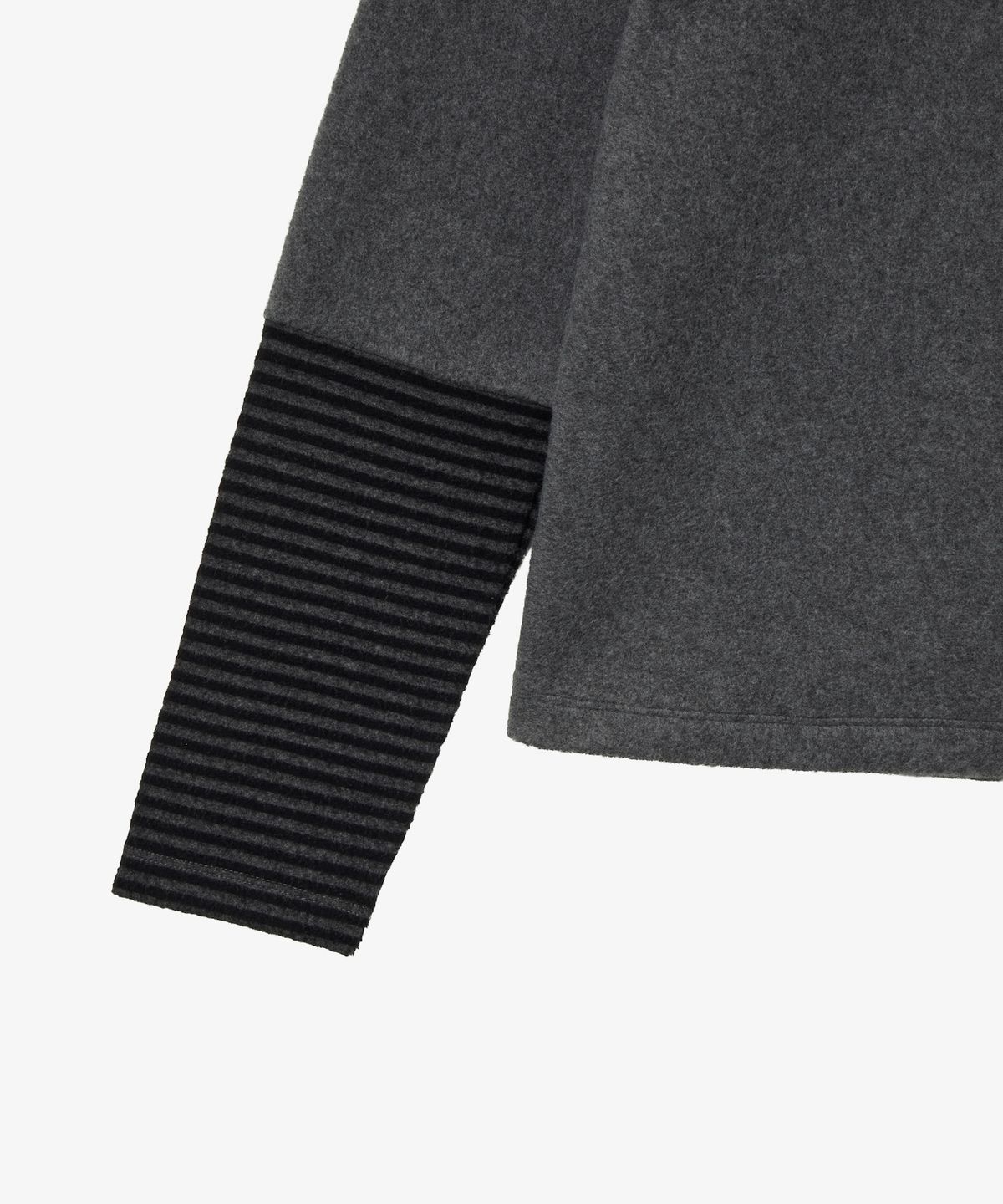 에이이에이이(AEAE) SLEEVE BLOCK HIGH NECK TEE [CHARCOAL]