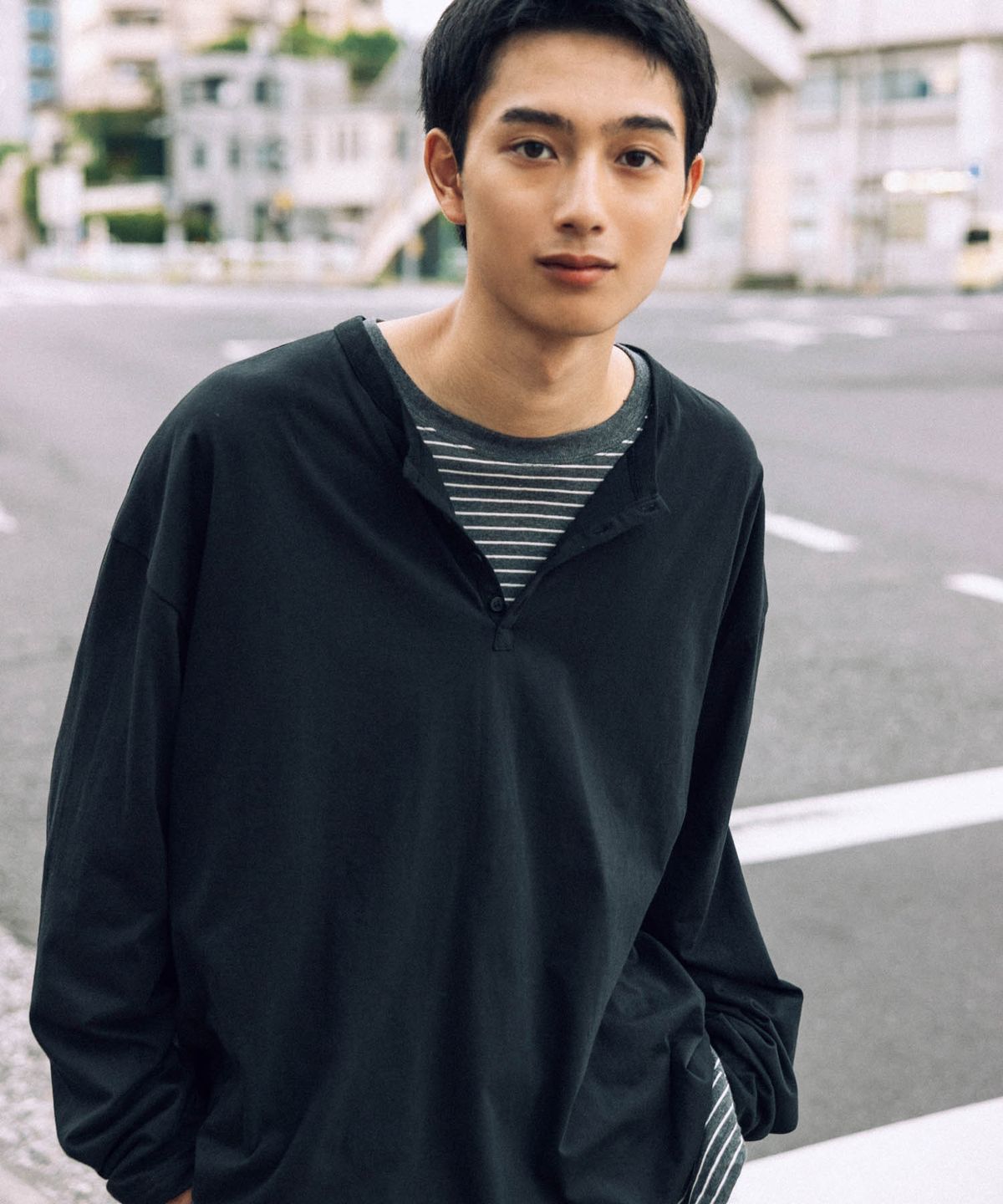 앵글런(ANGLAN) Striped Layered Henley Long Sleeve - Black