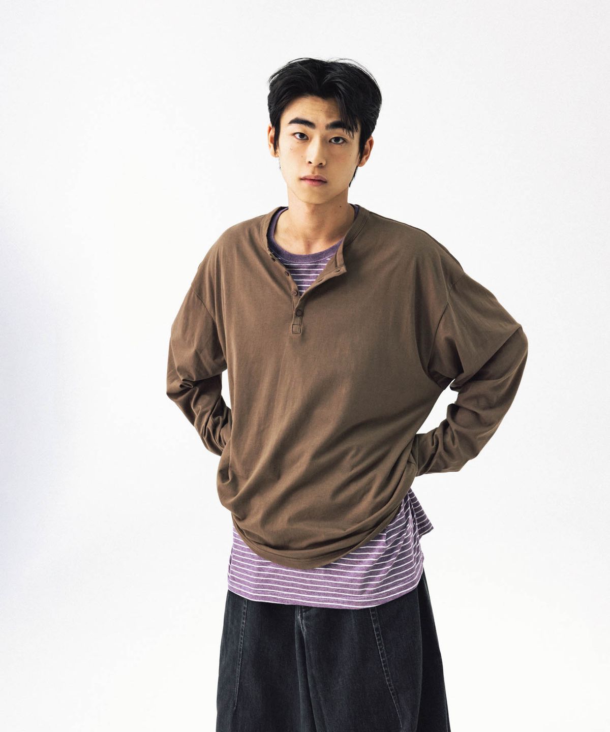 앵글런(ANGLAN) Striped Layered Henley Long Sleeve - Brown