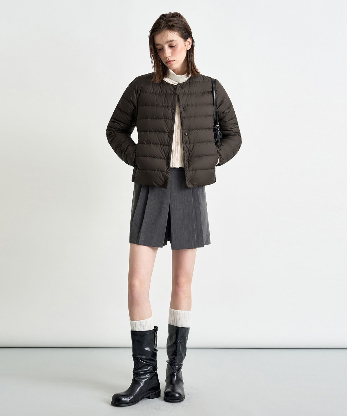 커스텀어클락 우먼(COSTUMEOCLOCK WOMAN) [머플러 SET] 라이트웨이트 라운드 덕다운 패딩 자켓 브라운 COWJP002BROWN