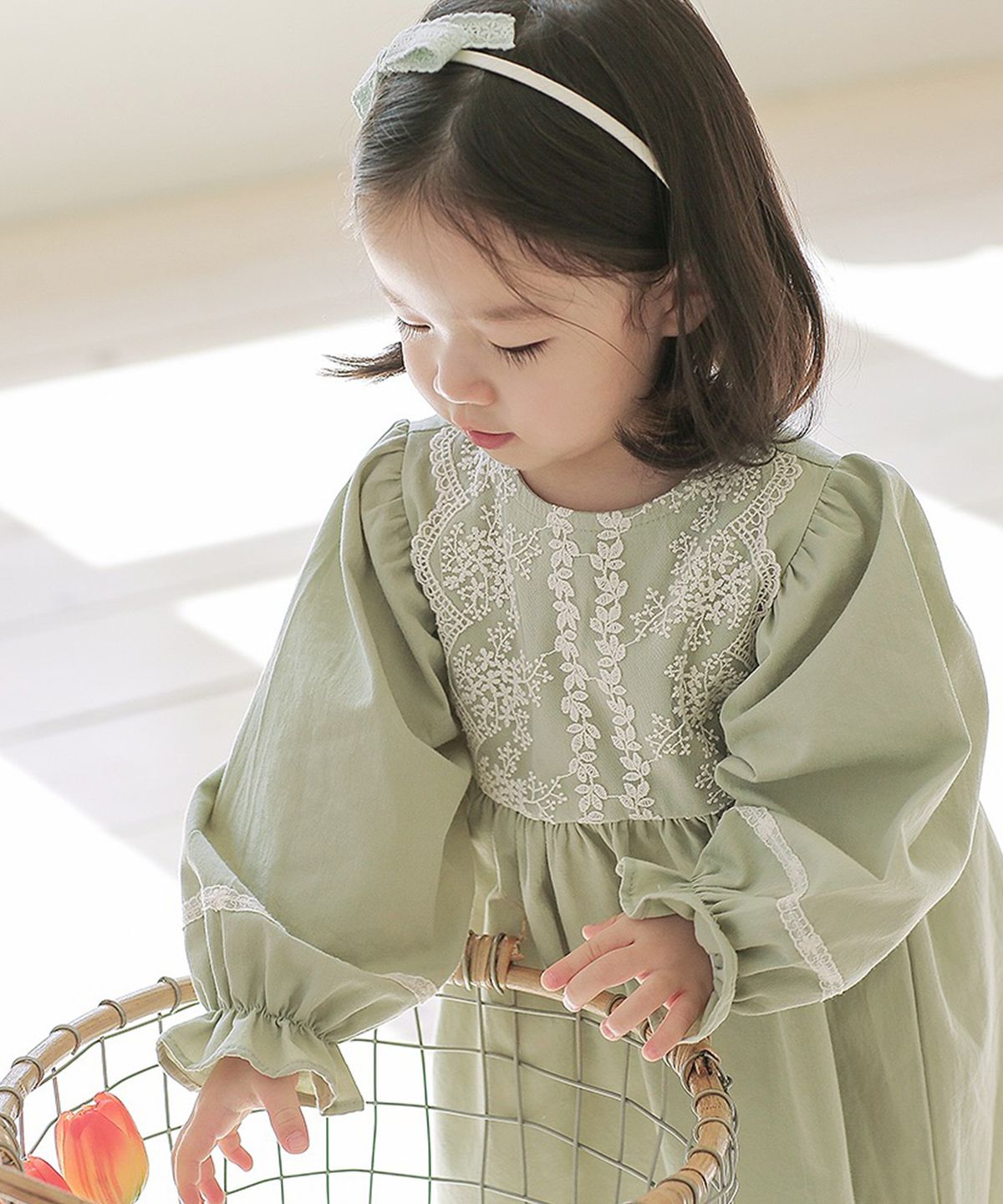 아림클로젯(ARIMCLOSET) 싱그러운 꽃잎이 흩날리는 날에 쪼꼬미 손잡고 - 아기 올리브 긴팔 원피스