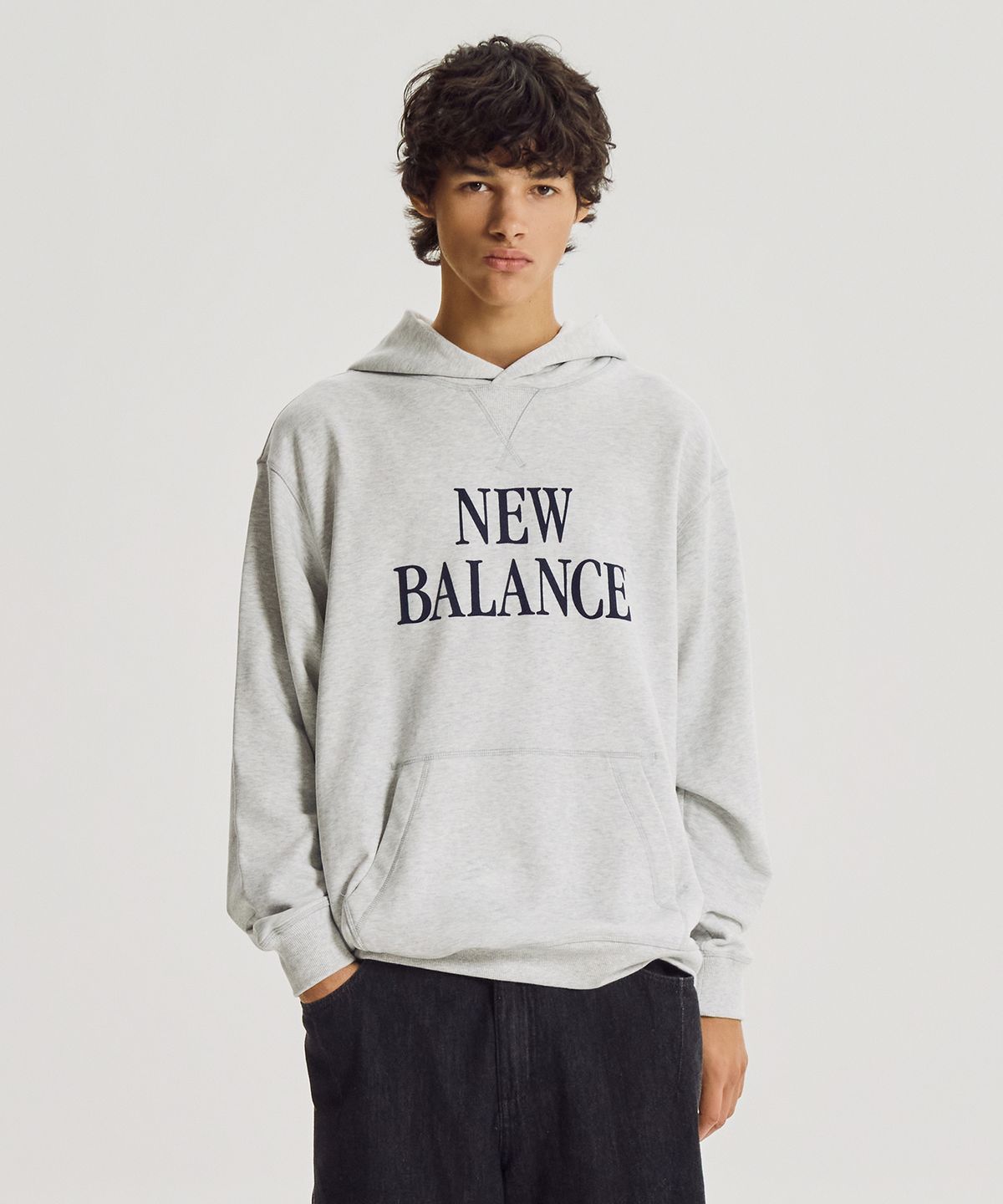 뉴발란스(NEW BALANCE) NBN0G42913 / UNI 에센셜 클래식 레터링 후드티 (L/GRAY)
