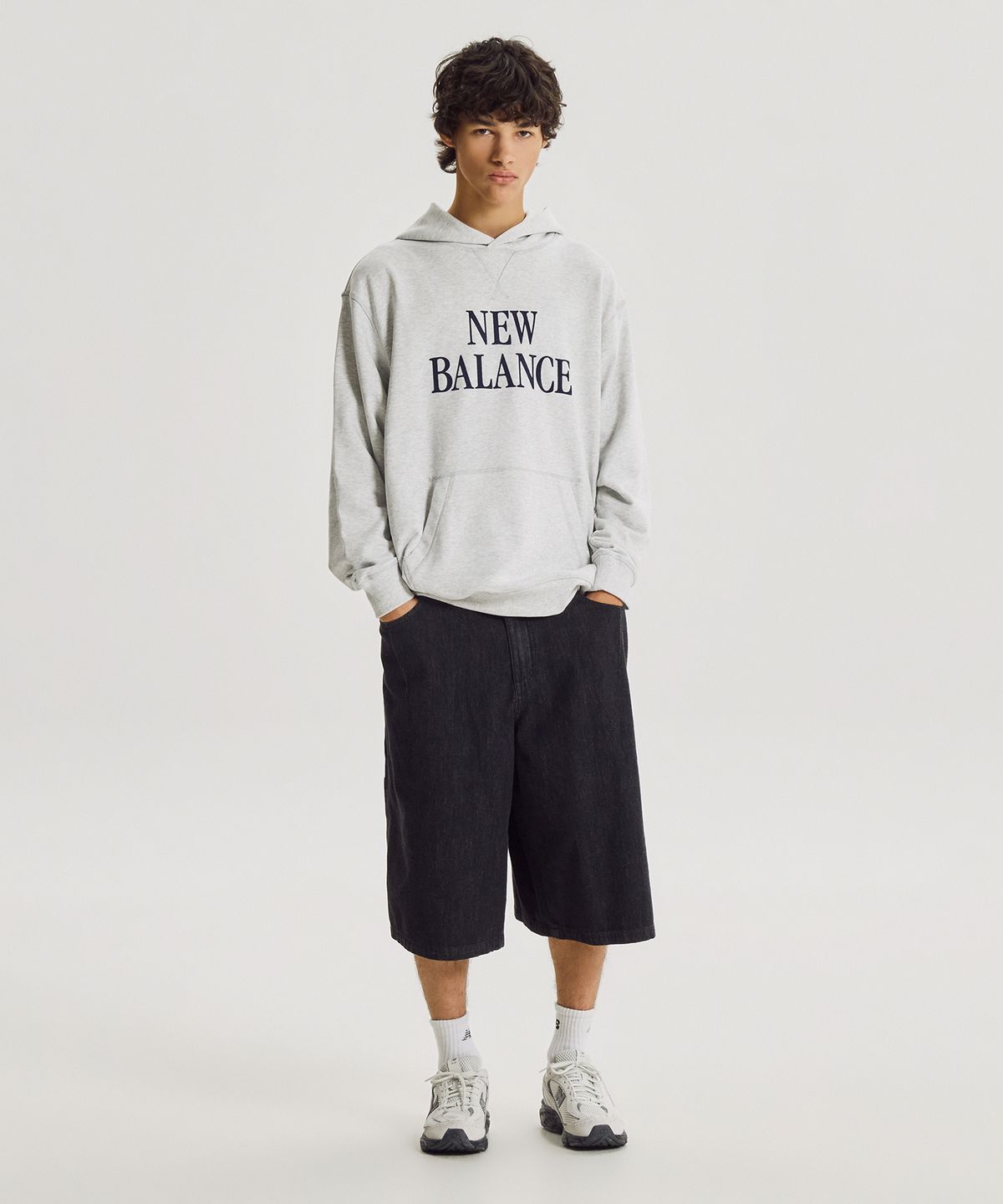 뉴발란스(NEW BALANCE) NBN0G42913 / UNI 에센셜 클래식 레터링 후드티 (L/GRAY)