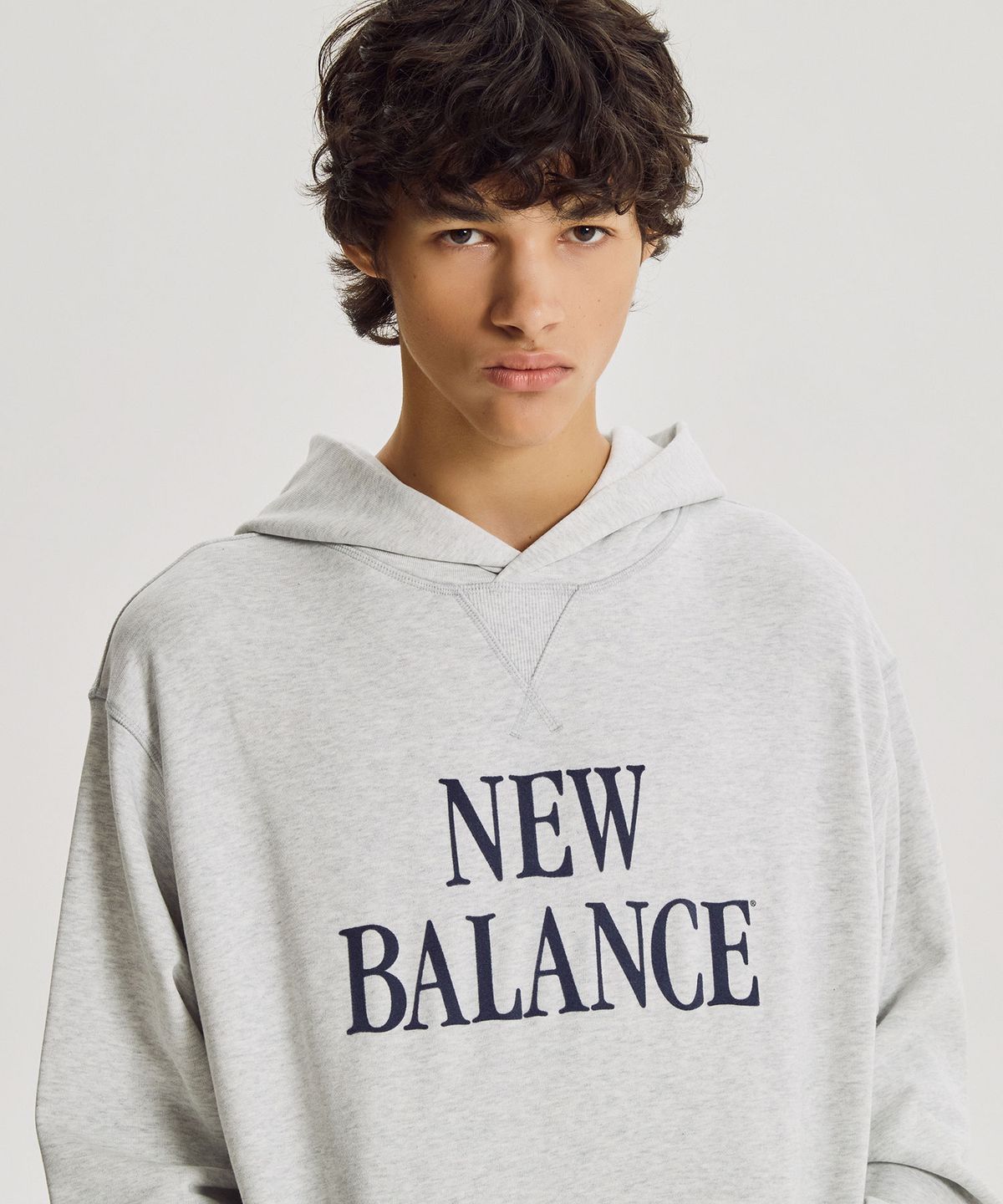 뉴발란스(NEW BALANCE) NBN0G42913 / UNI 에센셜 클래식 레터링 후드티 (L/GRAY)