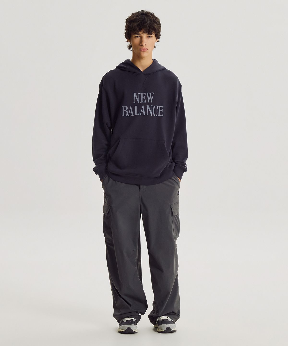 뉴발란스(NEW BALANCE) NBN0G42913 / UNI 에센셜 클래식 레터링 후드티 (D/NAVY)