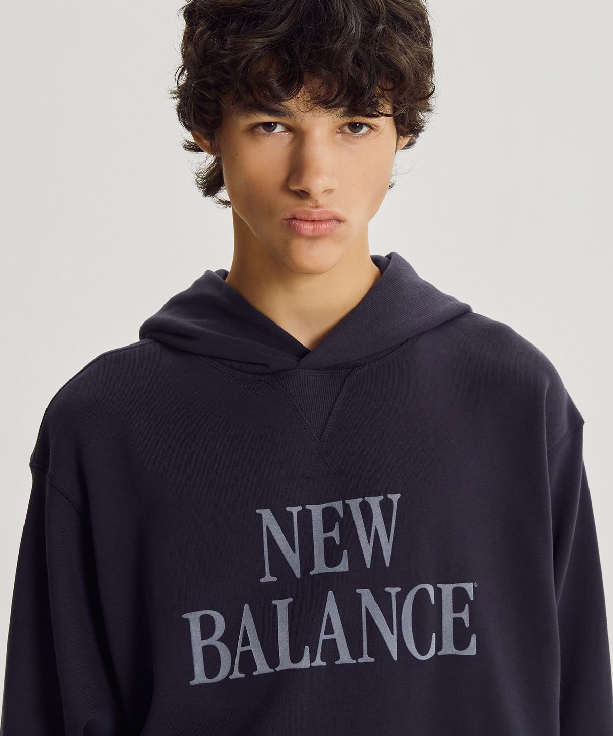 뉴발란스(NEW BALANCE) NBN0G42913 / UNI 에센셜 클래식 레터링 후드티 (D/NAVY)