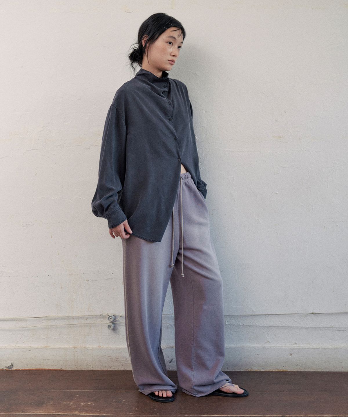 모노크롬(MONOCHROME) laon cowl-neck shirt (charcoal)