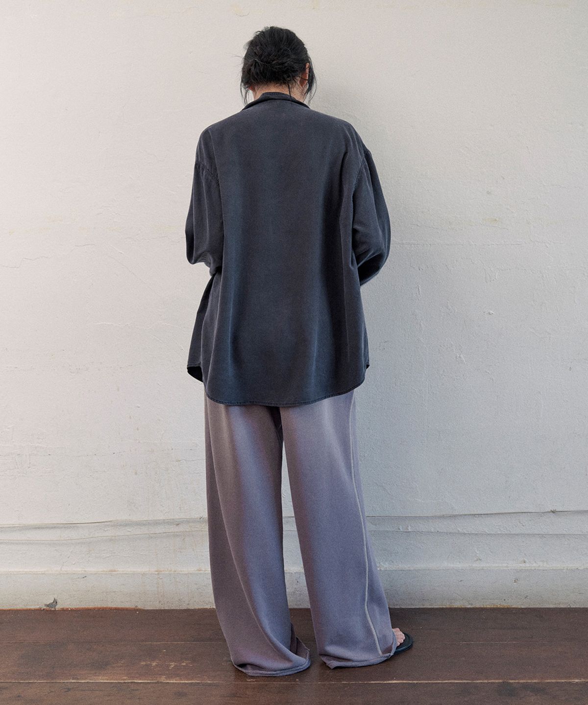 모노크롬(MONOCHROME) laon cowl-neck shirt (charcoal)