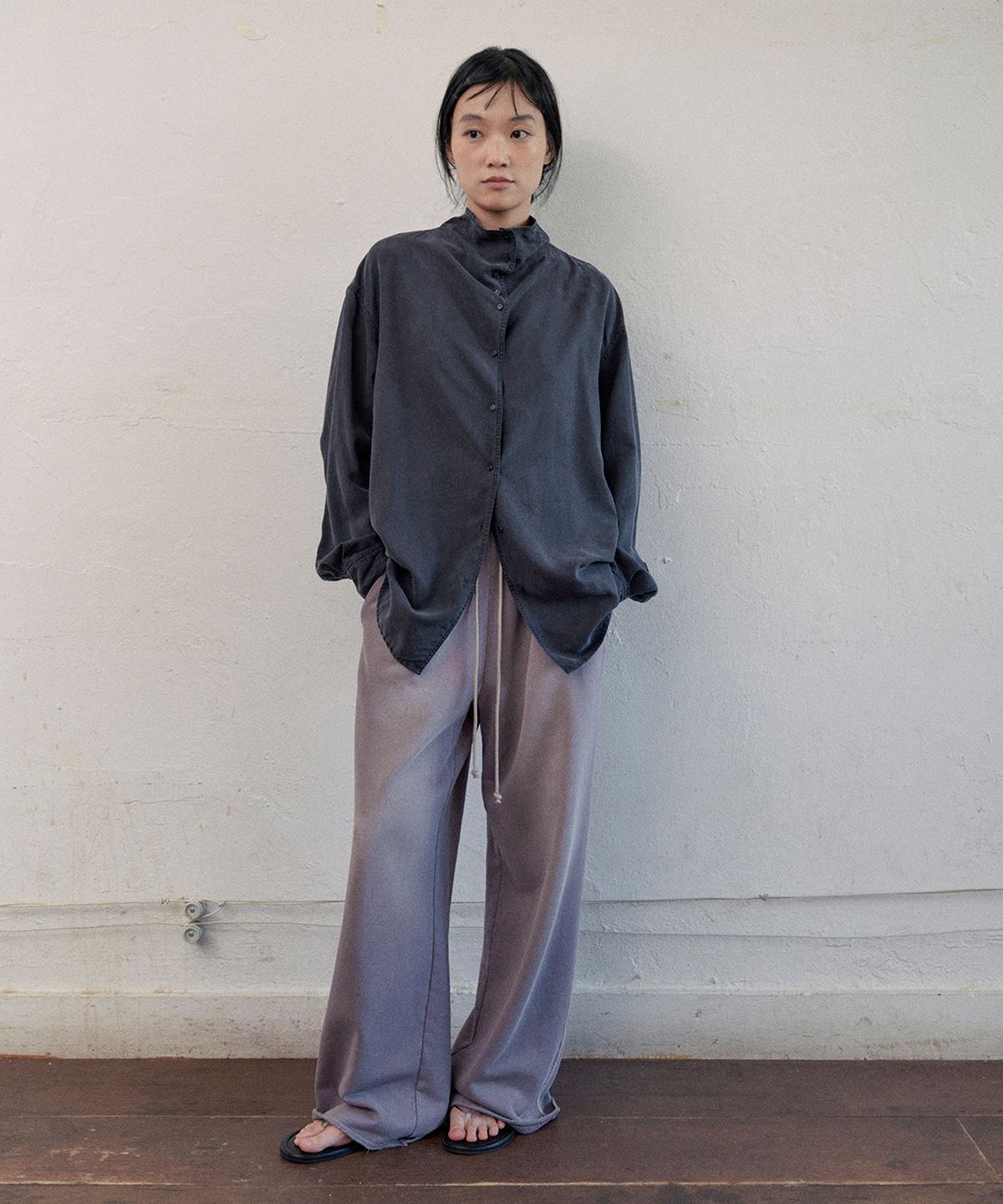 모노크롬(MONOCHROME) laon cowl-neck shirt (charcoal)