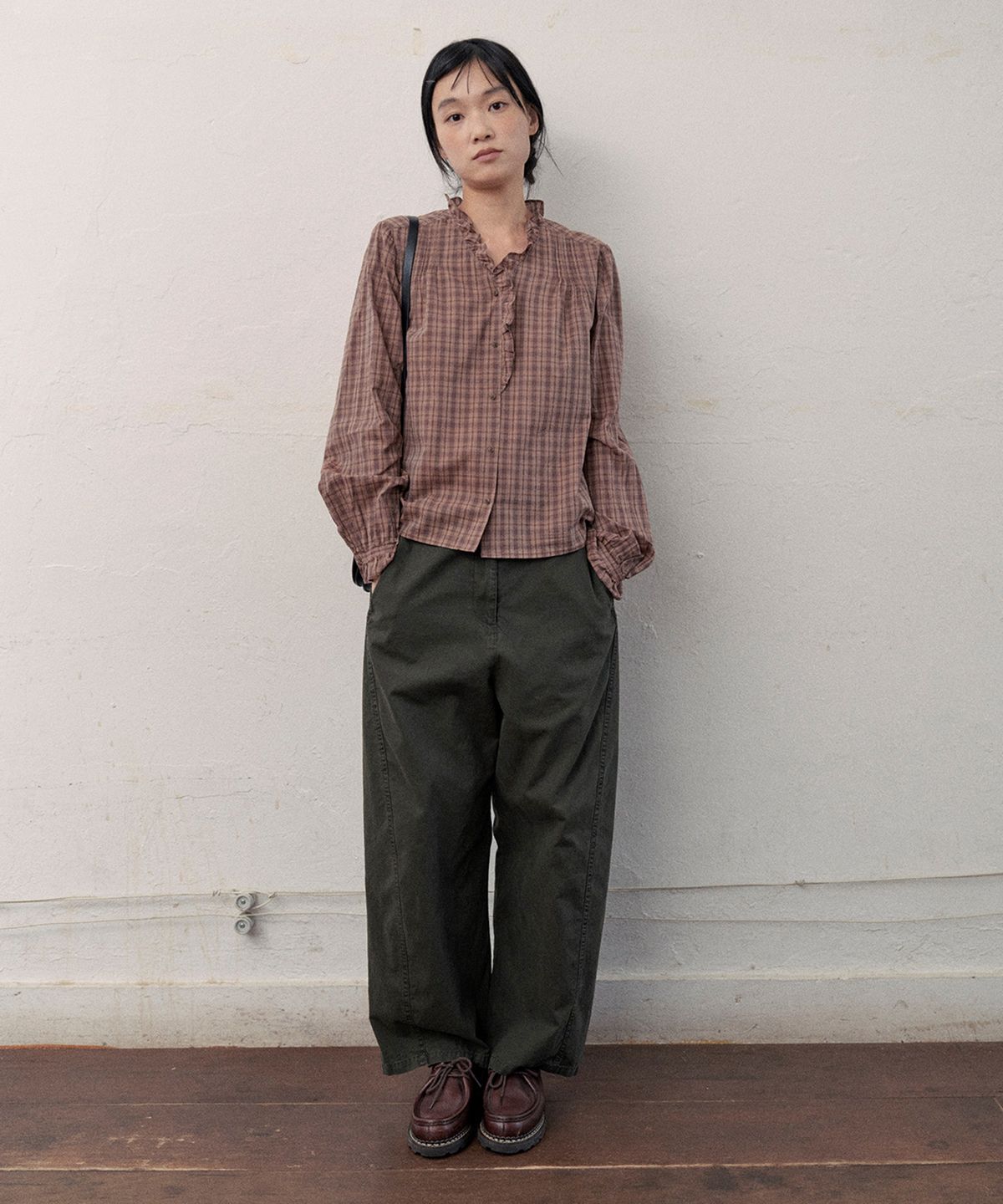 모노크롬(MONOCHROME) kora frill blouse (brown)