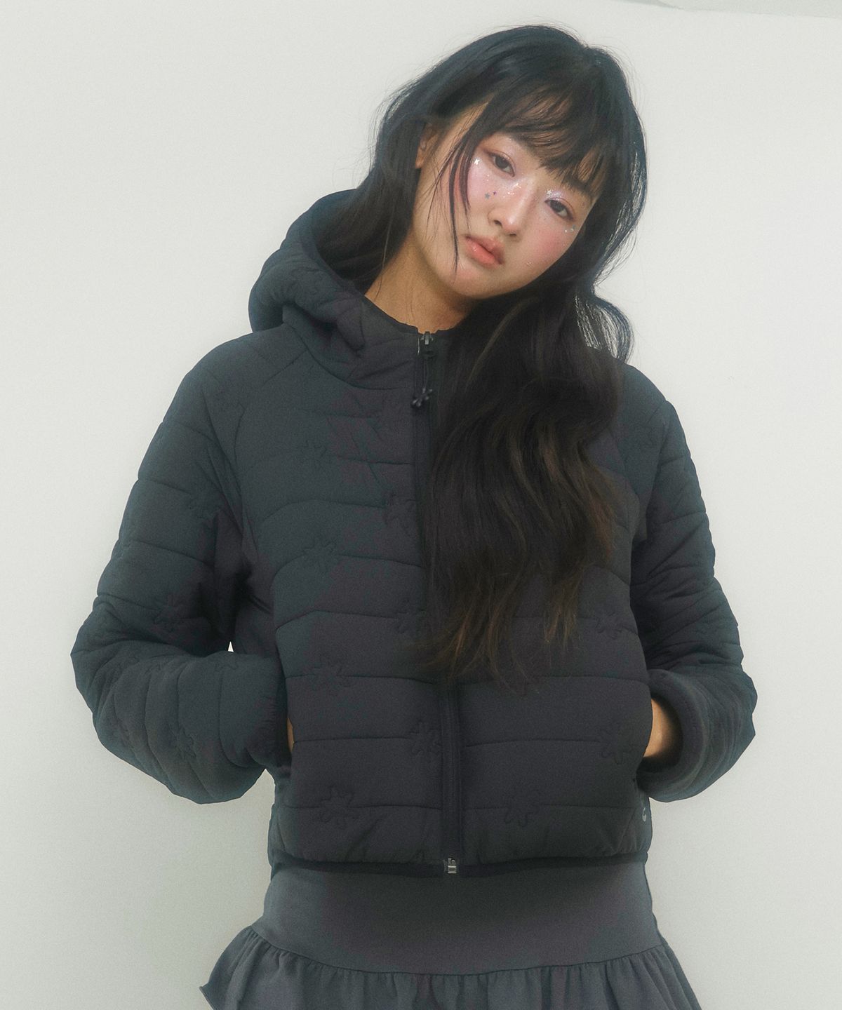 엘엠알(LMR) [소프트 에어필] 플로럴 퀼팅 배색 크롭 후드 경량 패딩 BLACK