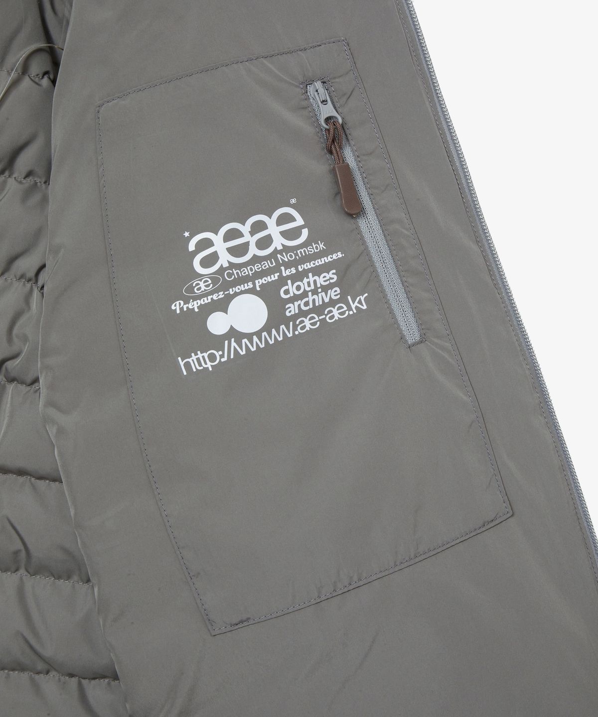 에이이에이이(AEAE) SYMBOL LIGHT DOWN JACKET [BROWN]