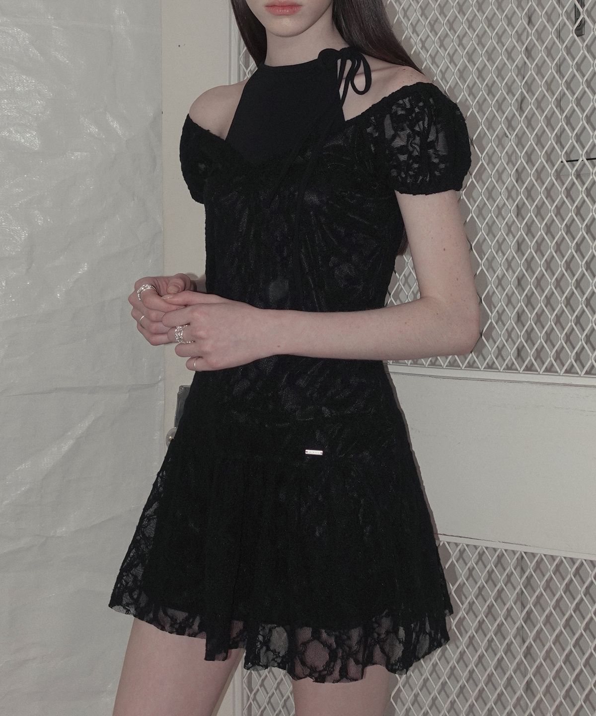 그로우하이드(GROWHIDE) 쉬어드 레이스 셔링 투웨이 미니 원피스_블랙