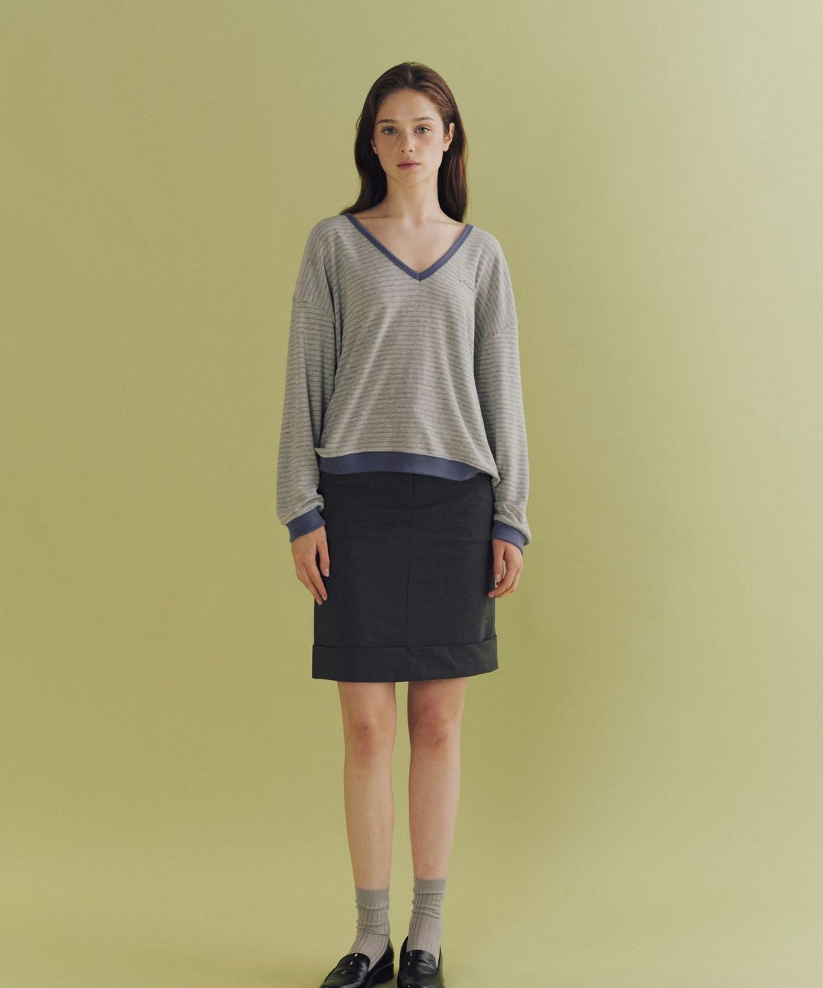 앤니즈(ANDNEEDS) Mild stripe deep v-neck top (melange gray)