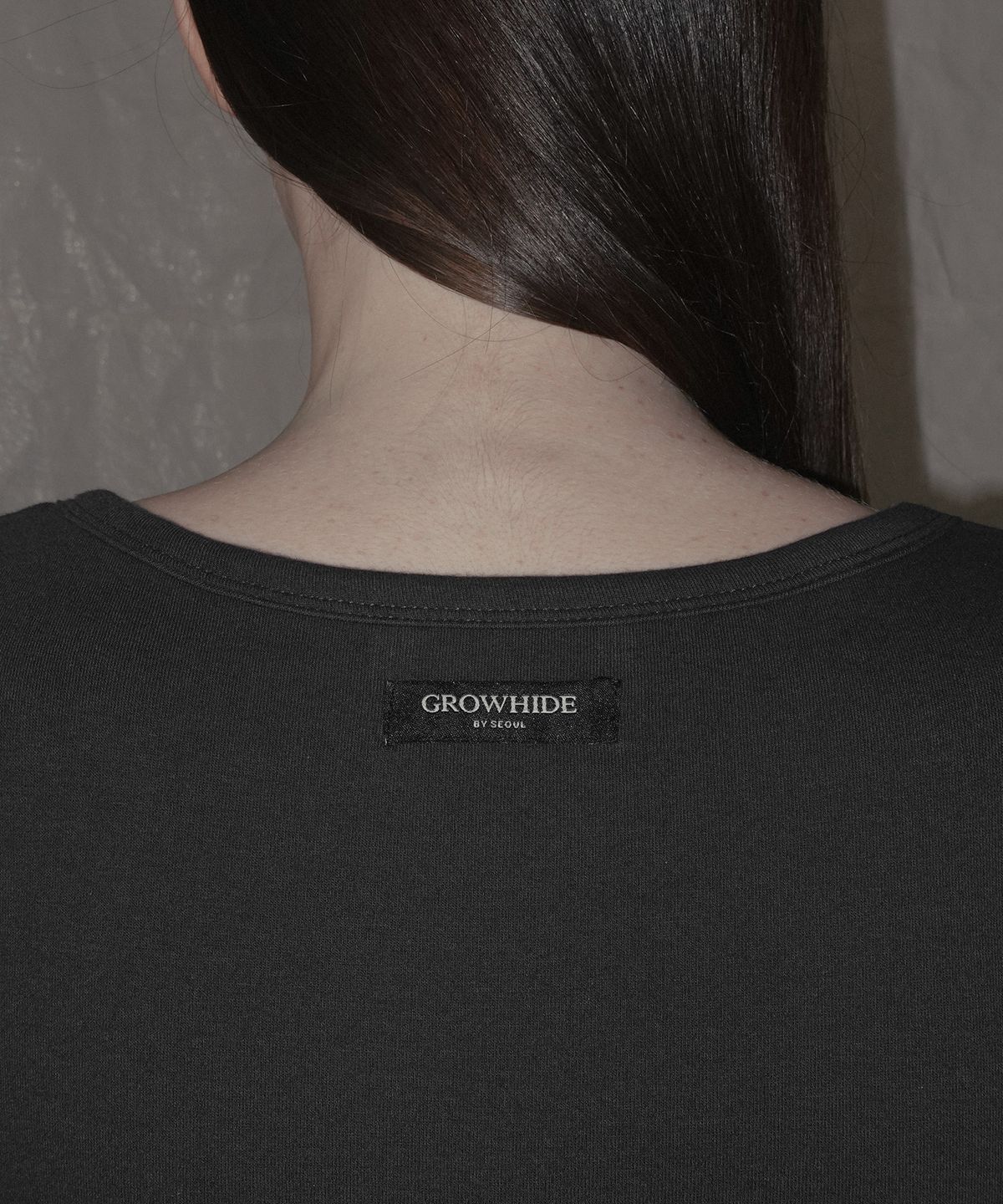 그로우하이드(GROWHIDE) 즈앤 아일렛 스트랩 트임 긴팔 티셔츠_챠콜