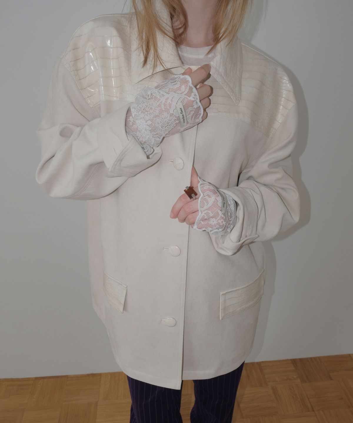 오버듀플레어(OVERDUEFLAIR) SOFT SUEDE RELAXED HALF JACKET_WHITE