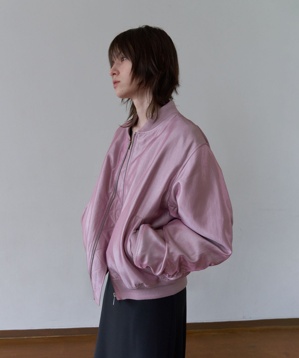 오버듀플레어(OVERDUEFLAIR) SHIMMERING GLOSSY BOMBER_INDI PINK