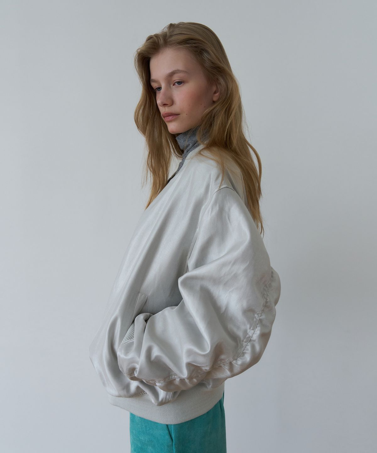 오버듀플레어(OVERDUEFLAIR) SHIMMERING GLOSSY BOMBER_SILVER