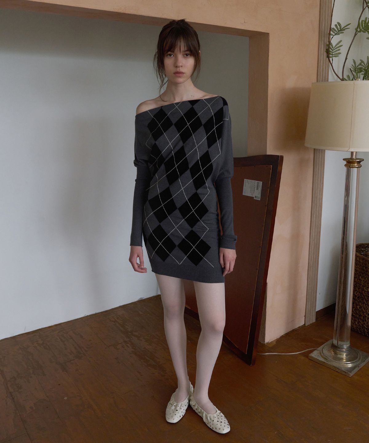 오버듀플레어(OVERDUEFLAIR) ASYMMETRIC DRAPE ARGYLE KNIT_TILL GREY