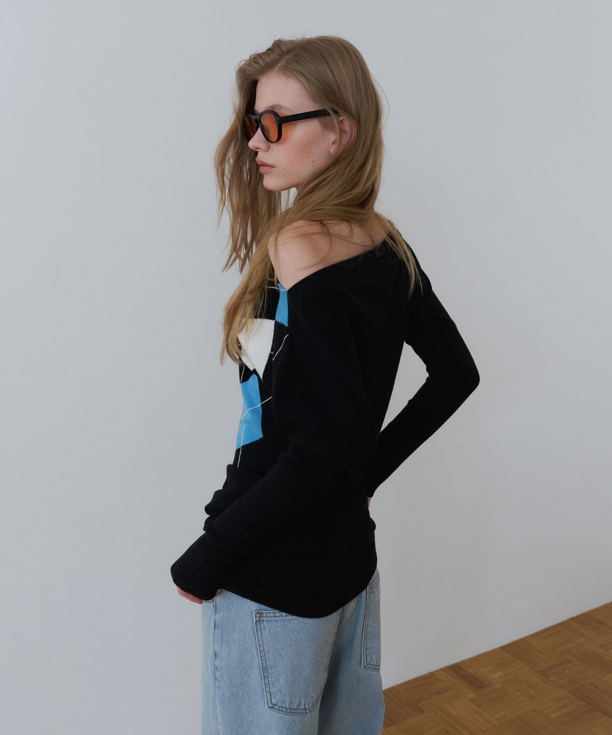 오버듀플레어(OVERDUEFLAIR) ASYMMETRIC DRAPE ARGYLE KNIT_MONO BLUE