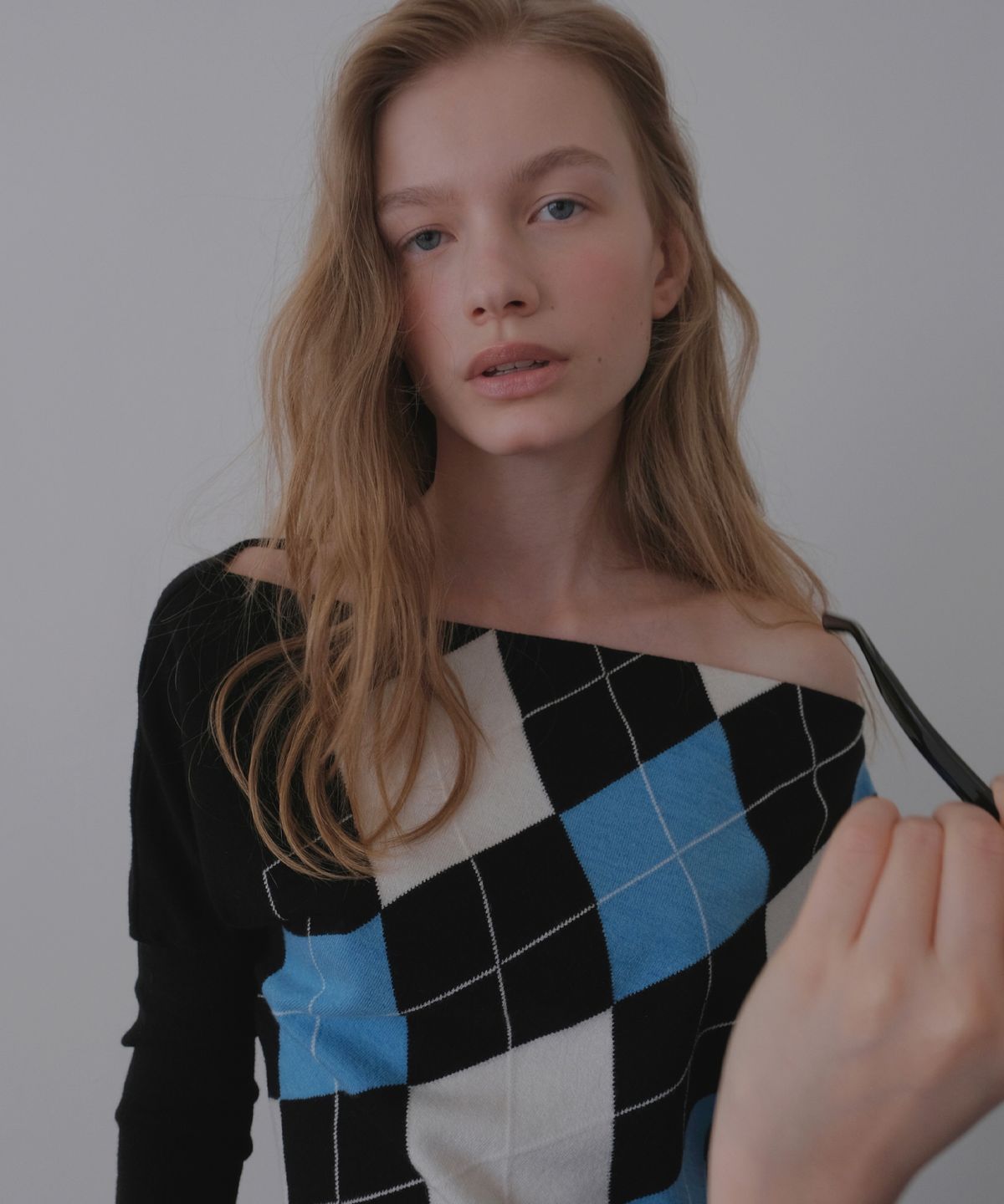 오버듀플레어(OVERDUEFLAIR) ASYMMETRIC DRAPE ARGYLE KNIT_MONO BLUE