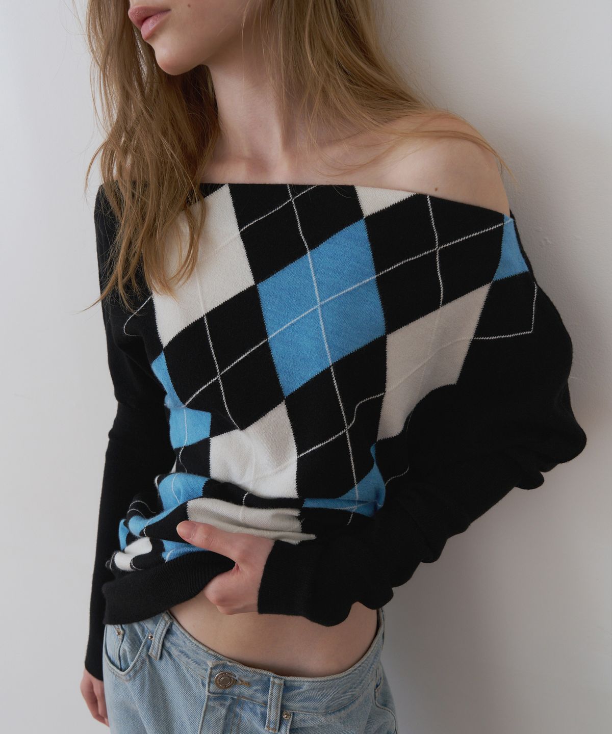 오버듀플레어(OVERDUEFLAIR) ASYMMETRIC DRAPE ARGYLE KNIT_MONO BLUE