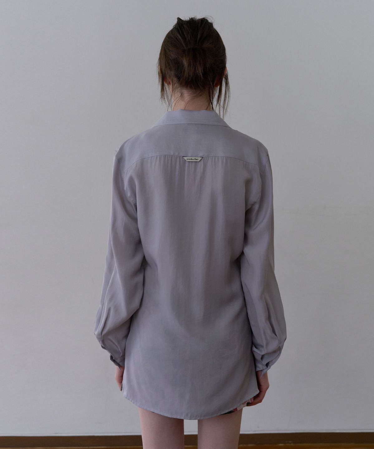 오버듀플레어(OVERDUEFLAIR) SMOOTH TAILORED SILKY BLOUSE_GREY