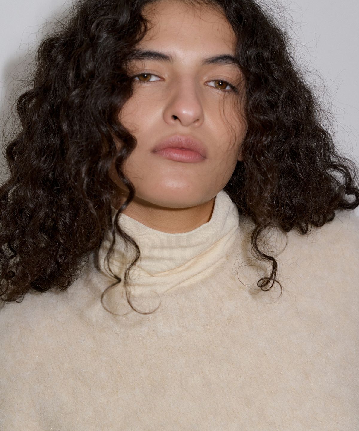 오버듀플레어(OVERDUEFLAIR) SLIM-FIT WOOL TURTLENECK T-SHIRT_IVORY