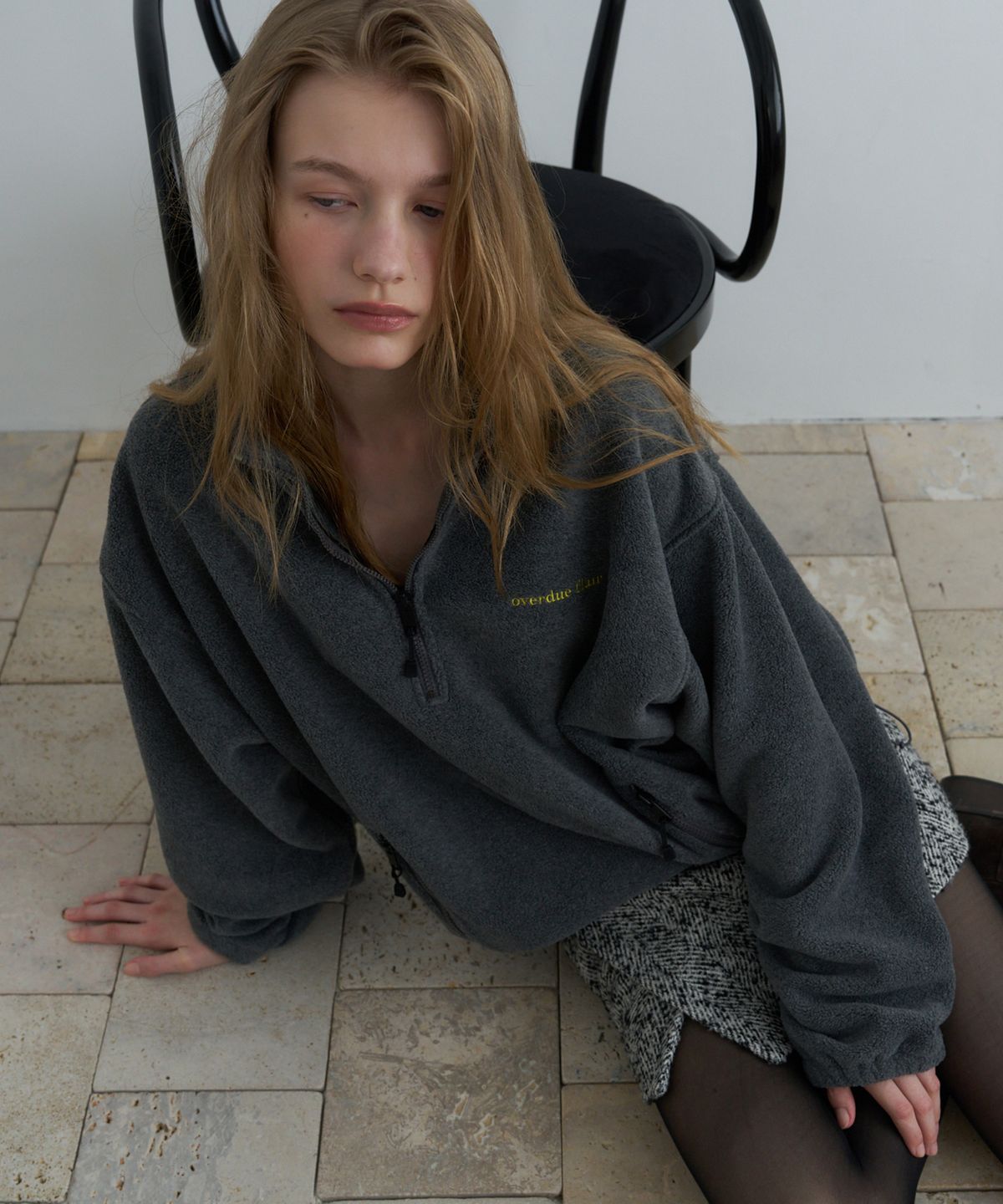 오버듀플레어(OVERDUEFLAIR) HALF-ZIP FLEECE TOP_DARK GREY