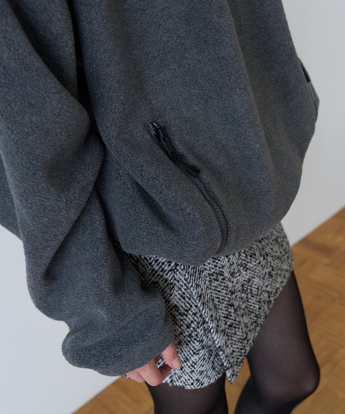 오버듀플레어(OVERDUEFLAIR) HALF-ZIP FLEECE TOP_DARK GREY